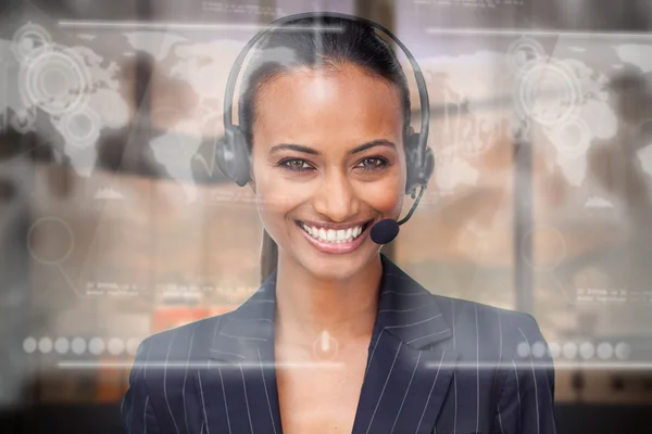 Atractiva mujer de negocios sonriente usando holograma de interfaz futurista — Foto de Stock