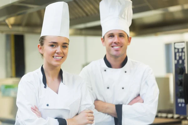 Twee chef-koks glimlachen naar de camera — Stockfoto