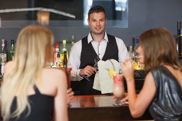 英俊的酒吧侍者工作而华丽的女人聊天 — 图库照片