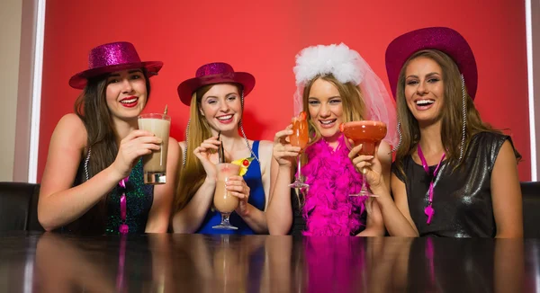 Glückliche Freunde bei einem Polterabend, der Cocktails trinkt — Stockfoto