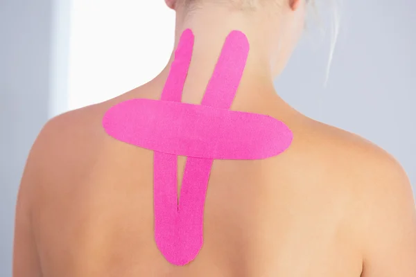 Close up van patiënten terug met toegepaste kinesio tape — Stockfoto