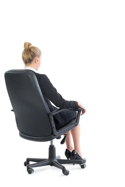 Vista posteriore di donna d'affari chic seduta su una sedia da ufficio — Foto Stock