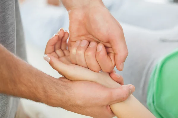 Primer plano del fisioterapeuta amasando la mano de los pacientes — Foto de Stock