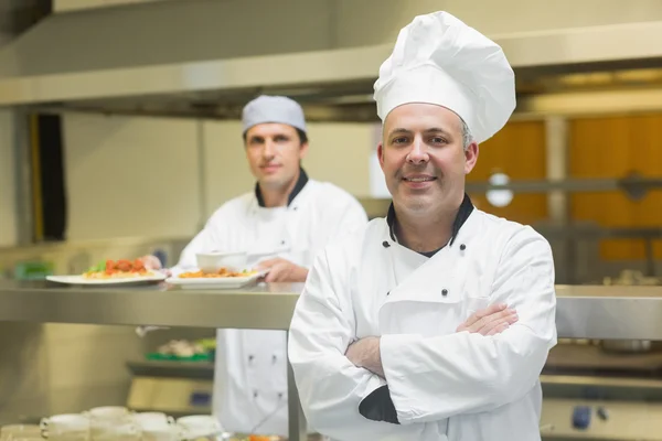 Reifer Koch posiert stolz in einer professionellen Küche — Stockfoto