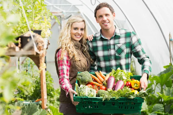 Ungt par står i deras gröna huset — Stockfoto