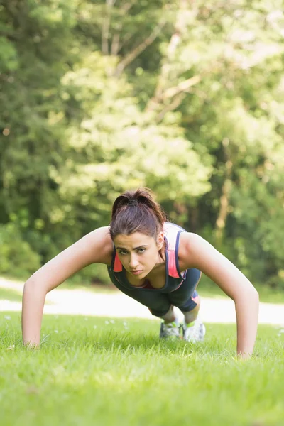 Fokussierte, fitte Frau beim Planken — Stockfoto