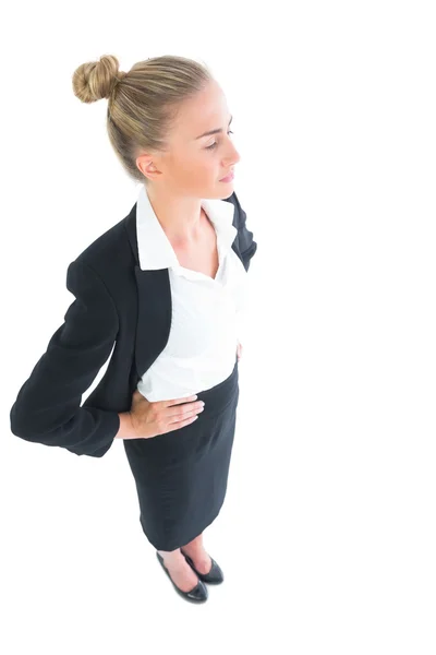 Vista lateral de ángulo alto de la joven mujer de negocios rubia posando —  Fotos de Stock