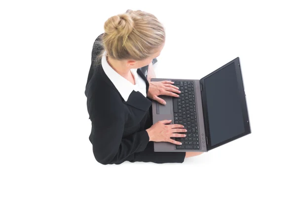 Schattige blonde zakenvrouw die gebruik maken van haar laptop — Stockfoto