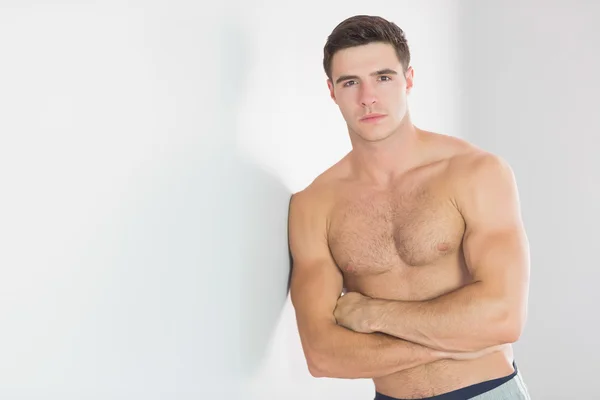 Sexy knappe man leunend tegen muur topless — Stockfoto