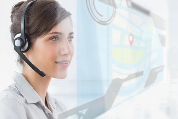 Blij call center medewerker met behulp van futuristische straat kaart interface — Stockfoto