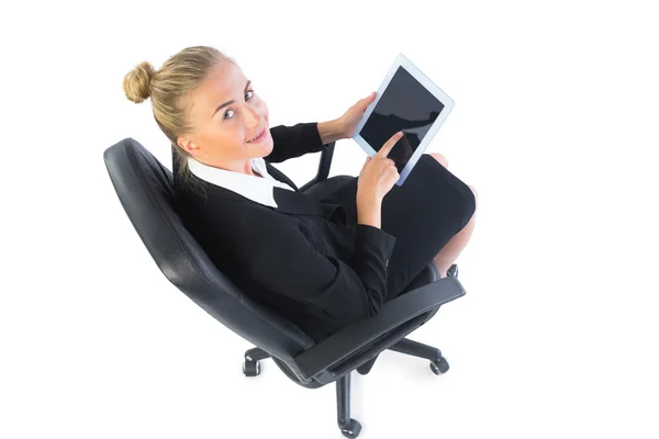 オフィスの椅子に座っている金髪の女性実業家の肖像画 — ストック写真