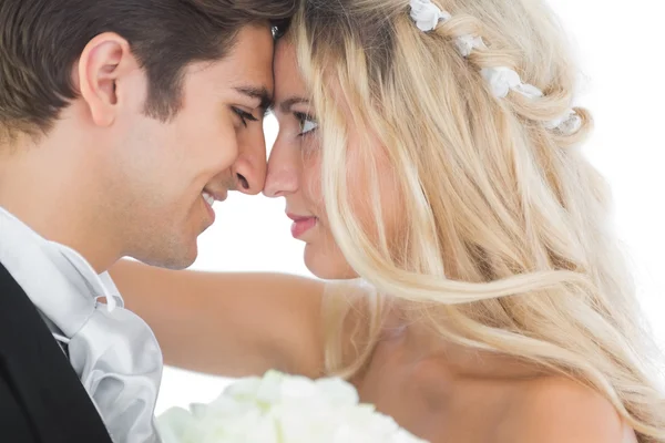 Feliz jovem casal olhando um para o outro na cara — Fotografia de Stock