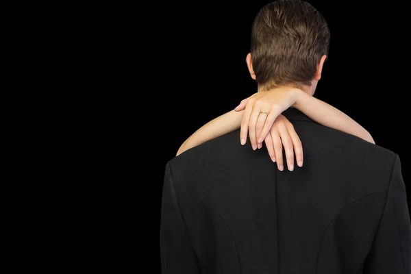 若い男が彼の妻によって抱きしめられないの背面図 — ストック写真