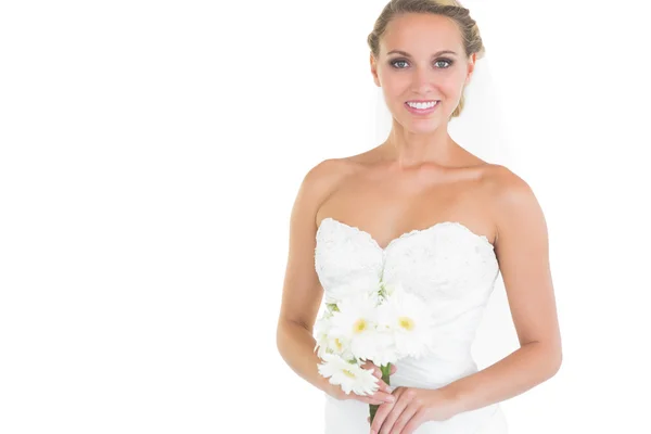 Felice sposa posa in possesso di un bouquet — Foto Stock