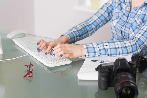 Typen op toetsenbord op haar Bureau vrouw — Stockfoto