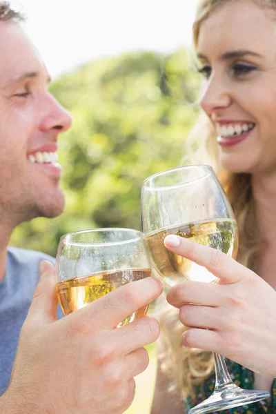 Pareja joven brindando con vino blanco — Foto de Stock