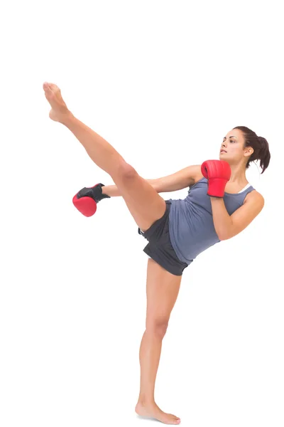 Aantrekkelijke sportieve brunette kick boksen — Stockfoto
