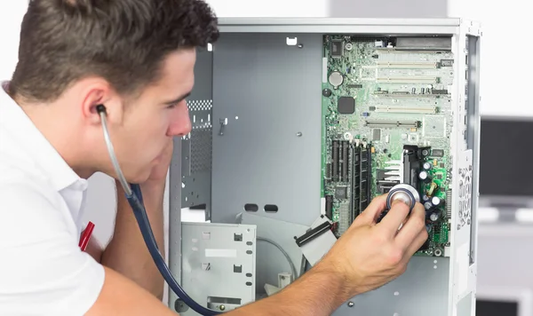 英俊的电脑工程师用听诊器检查硬件 — 图库照片