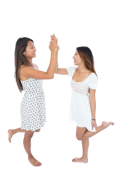 Twee jonge vrouwen hoge fiving glimlachen — Stockfoto