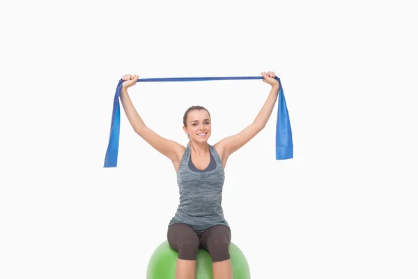 Hübsche Frau trainiert sitzend auf Fitnessball — Stockfoto