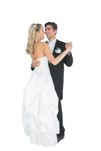 Carino giovane coppia sposata ballare valzer viennese — Foto Stock