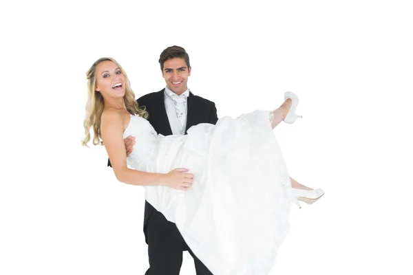 Sorrindo noivo levantando sua esposa — Fotografia de Stock
