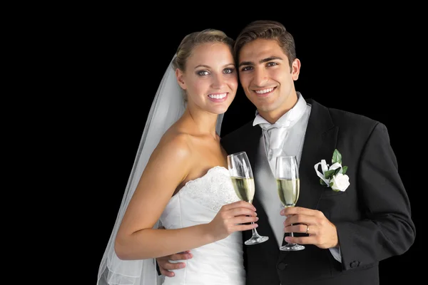 Dulce joven pareja posando con copas de champán — Foto de Stock