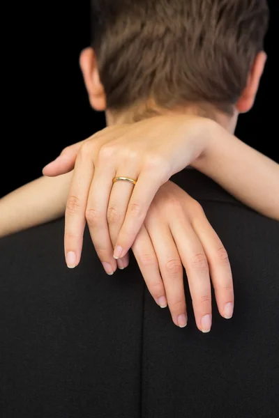 Rückansicht eines jungen Mannes, der von seiner Frau umarmt wird — Stockfoto