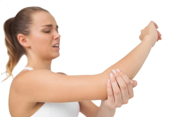 Sofferenza giovane donna toccando il gomito dolorante — Foto Stock