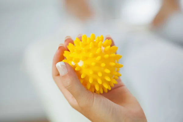 Zblízka ženské ruky držící žluté masážní míč — Stock fotografie