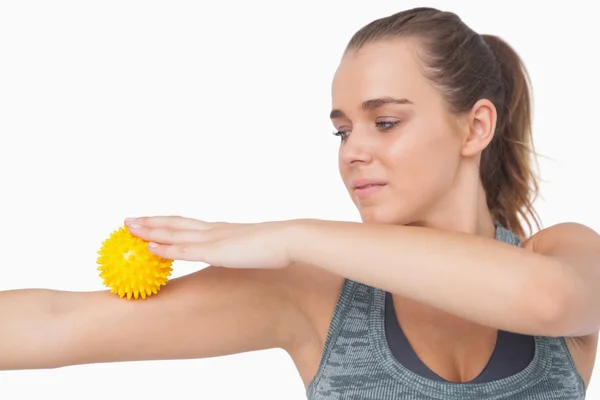 Frau benutzt Massageball für ihre Arme — Stockfoto