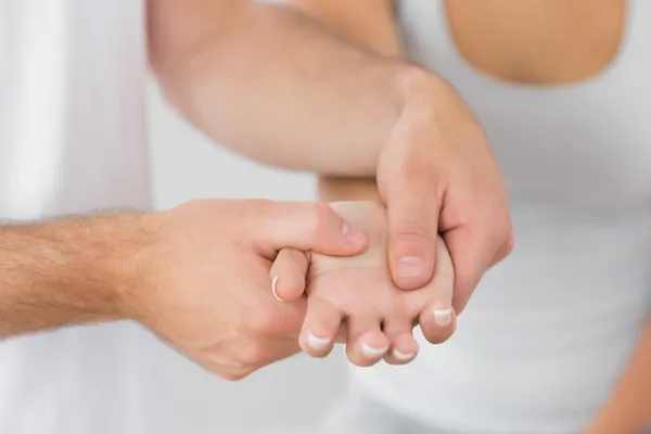 Fisioterapeuta masajeando la mano de los pacientes —  Fotos de Stock