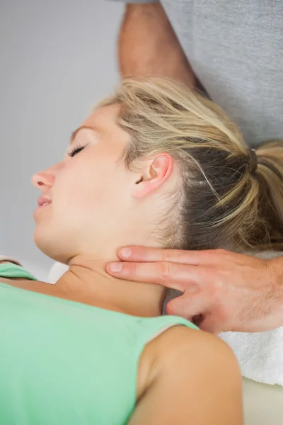 Fisioterapeuta aplicando presión al cuello de los pacientes —  Fotos de Stock