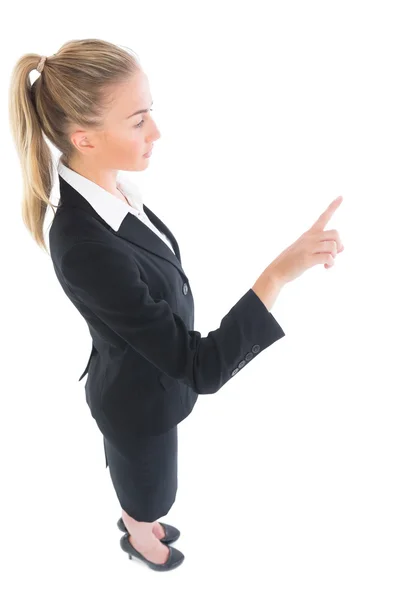 Vue de profil d'angle élevé de la jeune femme d'affaires pointant vers le haut — Photo