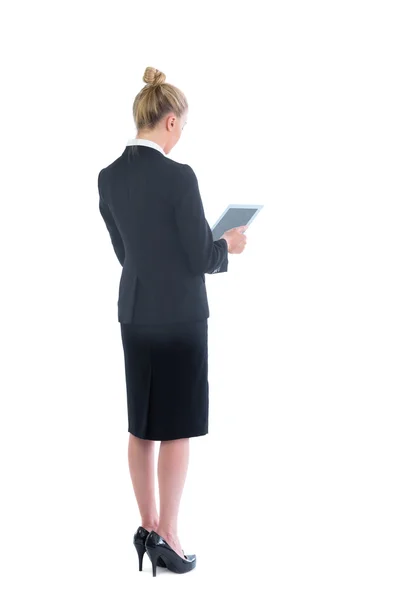 Blonde junge Geschäftsfrau arbeitet mit ihrem Tablet — Stockfoto