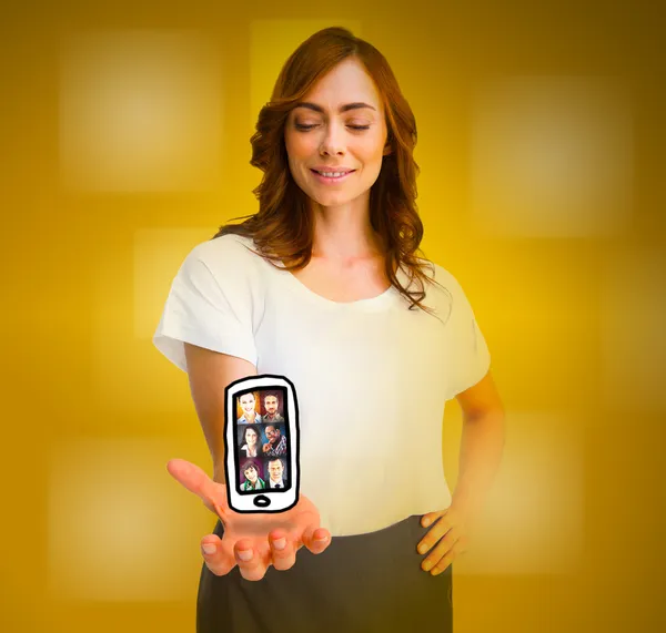 Mulher alegre levitando uma foto do telefone móvel — Fotografia de Stock