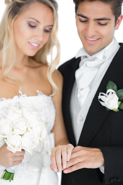 Улыбающаяся молодая супружеская пара с обручальными кольцами — стоковое фото