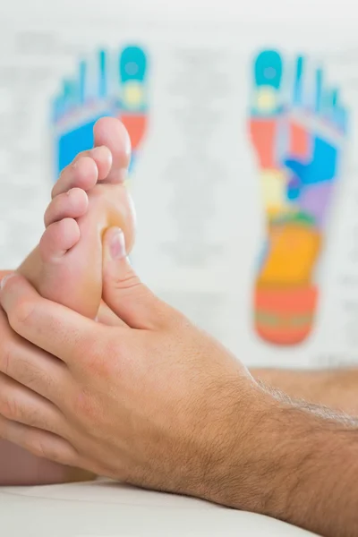 Imagen de cerca del fisioterapeuta masajeando un pie de los pacientes — Foto de Stock
