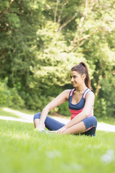 Krásná fit žena sedící na zemi — Stock fotografie