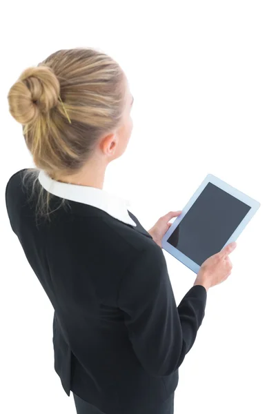 Jonge blonde cute zakenvrouw houden haar Tablet PC — Stockfoto