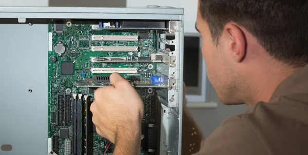 Ingeniero informático examinando ordenador abierto — Foto de Stock