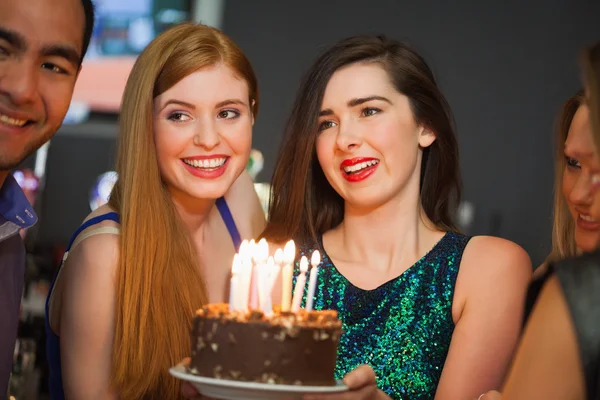 Amigos celebrando cumpleaños juntos — Foto de Stock