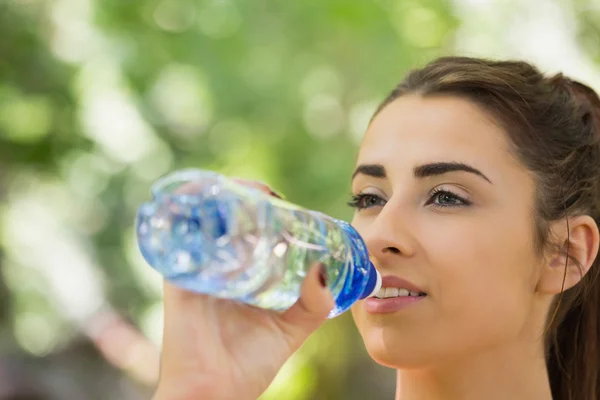 Fit süße Frau trinkt aus Sportflasche — Stockfoto