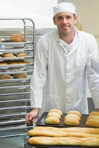 Joven panadero de pie en una cocina — Foto de Stock