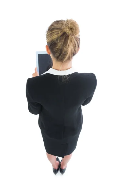 Високий кут зору блондинки молода жінка працює зі своїм планшетом — стокове фото