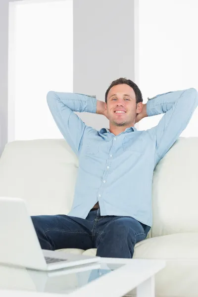 Casual adam rahatlatıcı çapraz kollar ile gülüyor — Stok fotoğraf