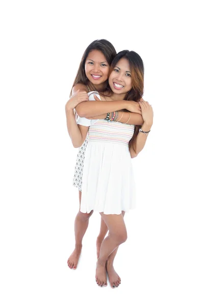 Duas irmãs bonitas abraçando na frente da câmera — Fotografia de Stock