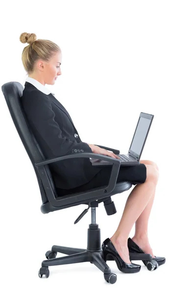 Side view of attractive blonde businesswoman sitting on an office chair — Stock Photo, Image