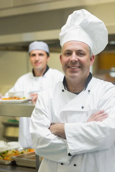 Gelukkig volwassen chef-kok poseren met gekruiste armen — Stockfoto