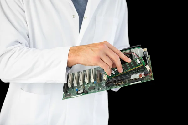 Nahaufnahme eines Computeringenieurs, der nachts Hardware hält — Stockfoto